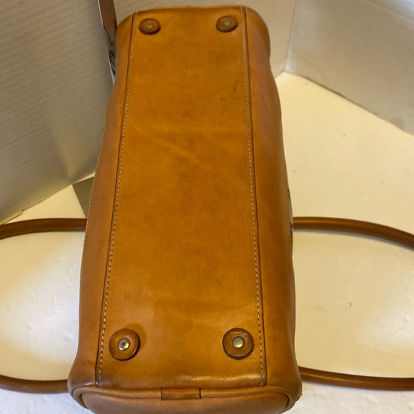 VGUC. Vintage coach shoulder bag. Signature C canvas, logo, trimmed and leather. - Picture 12 of 16